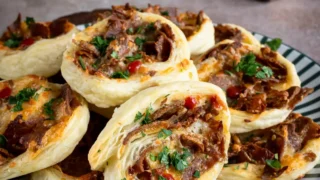 Ślimaczki z ciasta francuskiego z mięsem kebabowym