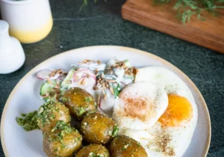 Młode ziemniaki z pesto koperkowym