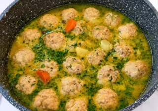 Zupa koperkowa z klopsikami