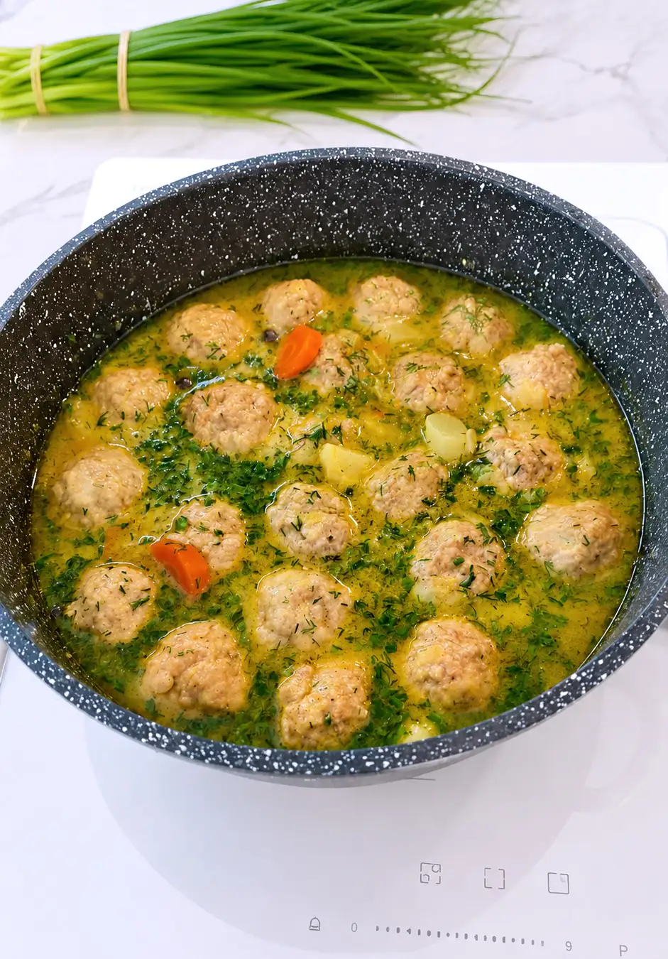 Zupa koperkowa z klopsikami