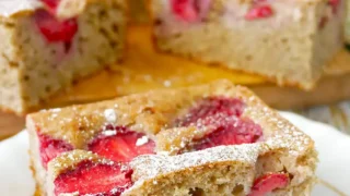 Ciasto z truskawkami o niższym indeksie glikemicznym (bez cukru)