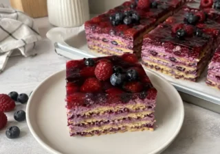Ciasto jagodowe bez pieczenia na herbatnikach – prosty przepis