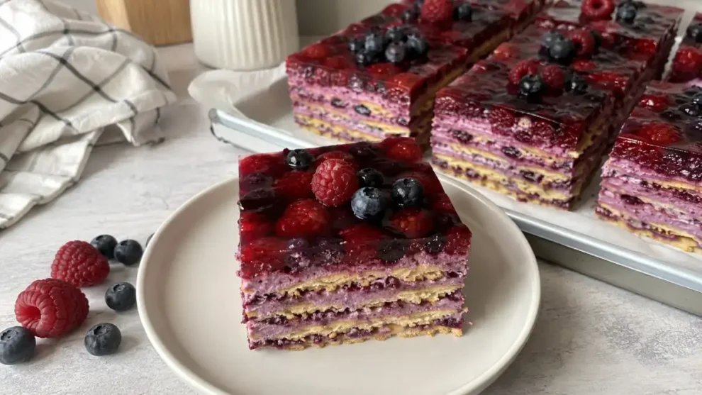 Ciasto jagodowe bez pieczenia na herbatnikach – prosty przepis
