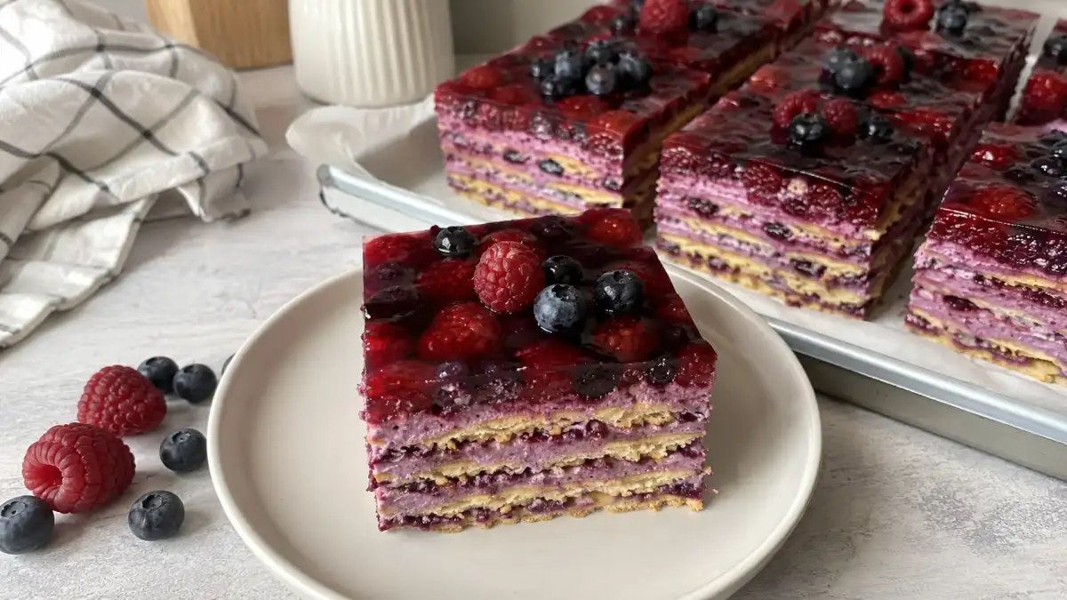 Ciasto jagodowe bez pieczenia na herbatnikach – prosty przepis