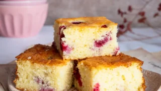 Ciasto jogurtowe z kaszą manną i malinami