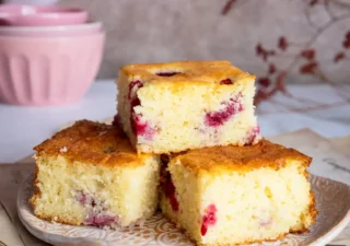 Ciasto jogurtowe z kaszą manną i malinami