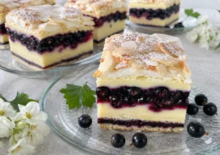 Ciasto z kremem budyniowym, czarną porzeczką i płatkami migdałów – sprawdzony przepis krok po kroku