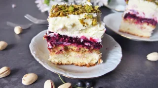 Niesamowite Ciasto z Czarną Porzeczką i Pistacjami (Letnie Orzeźwienie!)