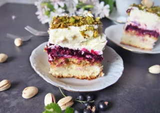 Niesamowite Ciasto z Czarną Porzeczką i Pistacjami (Letnie Orzeźwienie!)