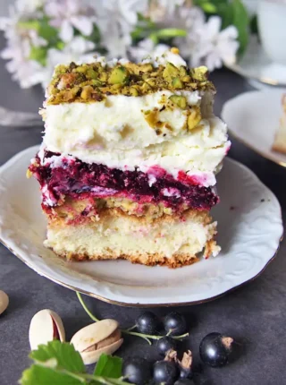 Niesamowite Ciasto z Czarną Porzeczką i Pistacjami (Letnie Orzeźwienie!)