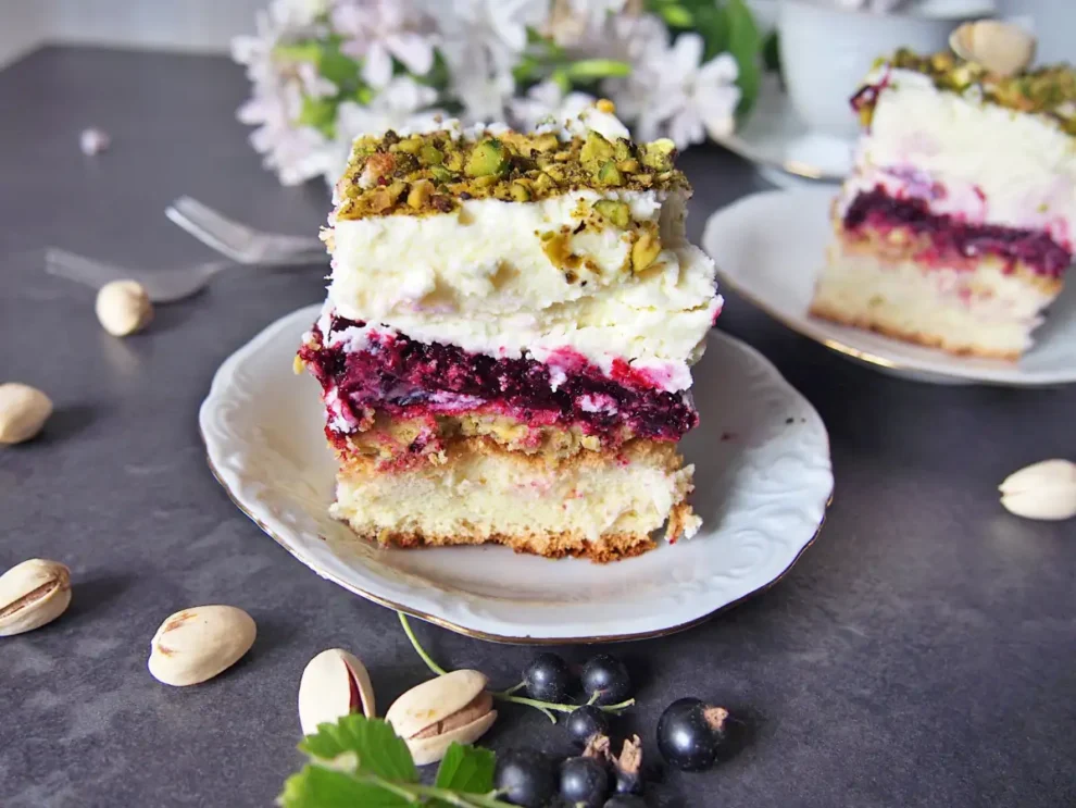 Niesamowite Ciasto z Czarną Porzeczką i Pistacjami (Letnie Orzeźwienie!)