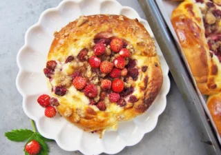 Puszyste Drożdżówki z Poziomkami (Prawdziwy Smak Wakacji!)