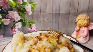 Szare kluski z surowych ziemniaków okraszone boczkiem i cebulką