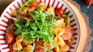 Makaron z kurczakiem, pesto i karmelizowanymi pomidorkami