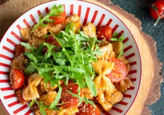 Makaron z kurczakiem, pesto i karmelizowanymi pomidorkami