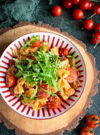 Makaron z kurczakiem, pesto i karmelizowanymi pomidorkami