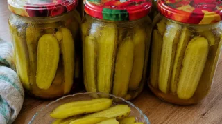 Ogórki kanapkowe z curry – prosty przepis do słoików na zimę