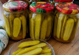 Ogórki kanapkowe z curry – prosty przepis do słoików na zimę