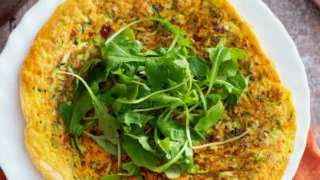 Omlet z marchewką i cukinią