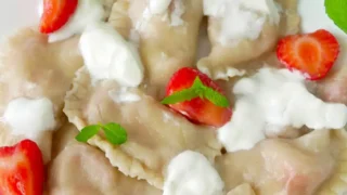 Pierogi z truskawkami – prosty przepis na letni obiad