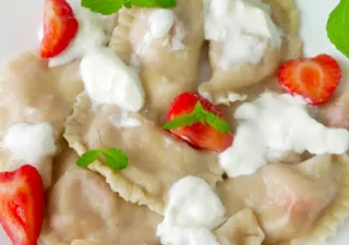 Pierogi z truskawkami – prosty przepis na letni obiad