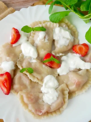 Pierogi z truskawkami – prosty przepis na letni obiad