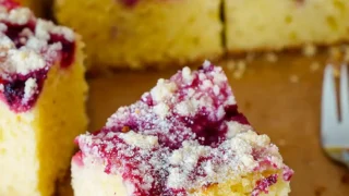 Ciasto z malinami i kruszonką na kefirze