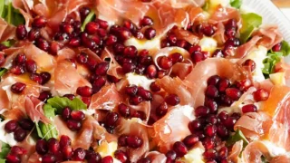 Sałatka z burratą, szynką parmeńską i granatem
