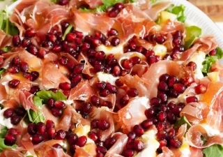 Sałatka z burratą, szynką parmeńską i granatem