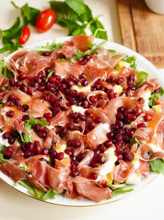 Sałatka z burratą, szynką parmeńską i granatem