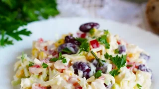 Sałatka z serem cheddar, ananasem i czerwoną fasolą