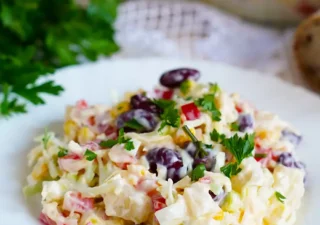 Sałatka z serem cheddar, ananasem i czerwoną fasolą