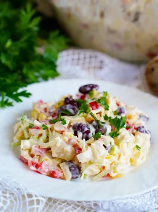 Sałatka z serem cheddar, ananasem i czerwoną fasolą