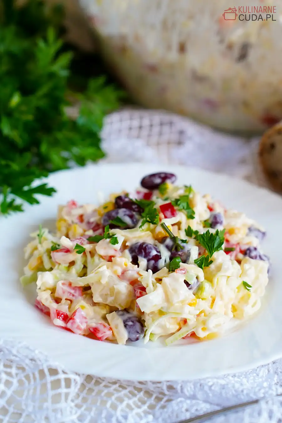 Sałatka z serem cheddar, ananasem i czerwoną fasolą