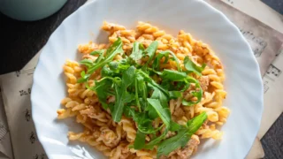 Makaron z kurczakiem, czerwonym pesto i ricottą