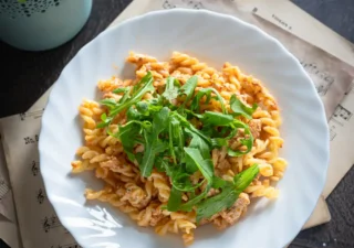 Makaron z kurczakiem, czerwonym pesto i ricottą