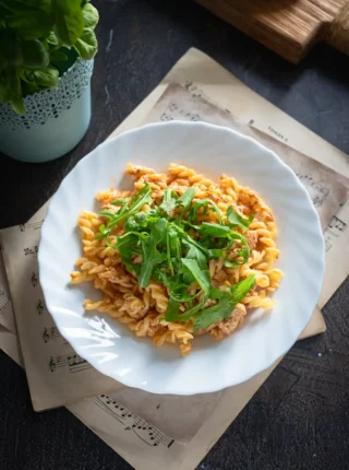 Makaron z kurczakiem, czerwonym pesto i ricottą