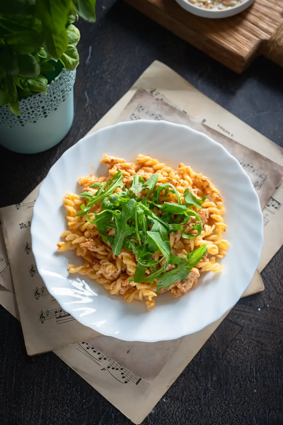 Makaron z kurczakiem, czerwonym pesto i ricottą
