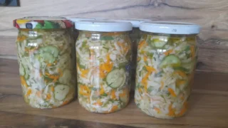 Sałatka z kapusty I ogórków na zimę