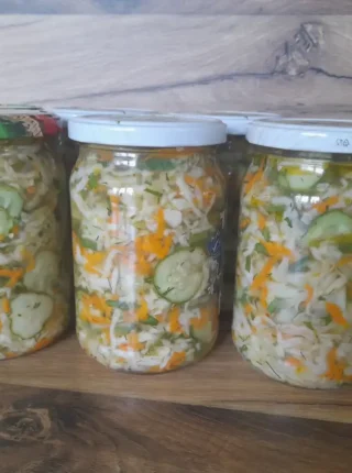 Sałatka z kapusty I ogórków na zimę