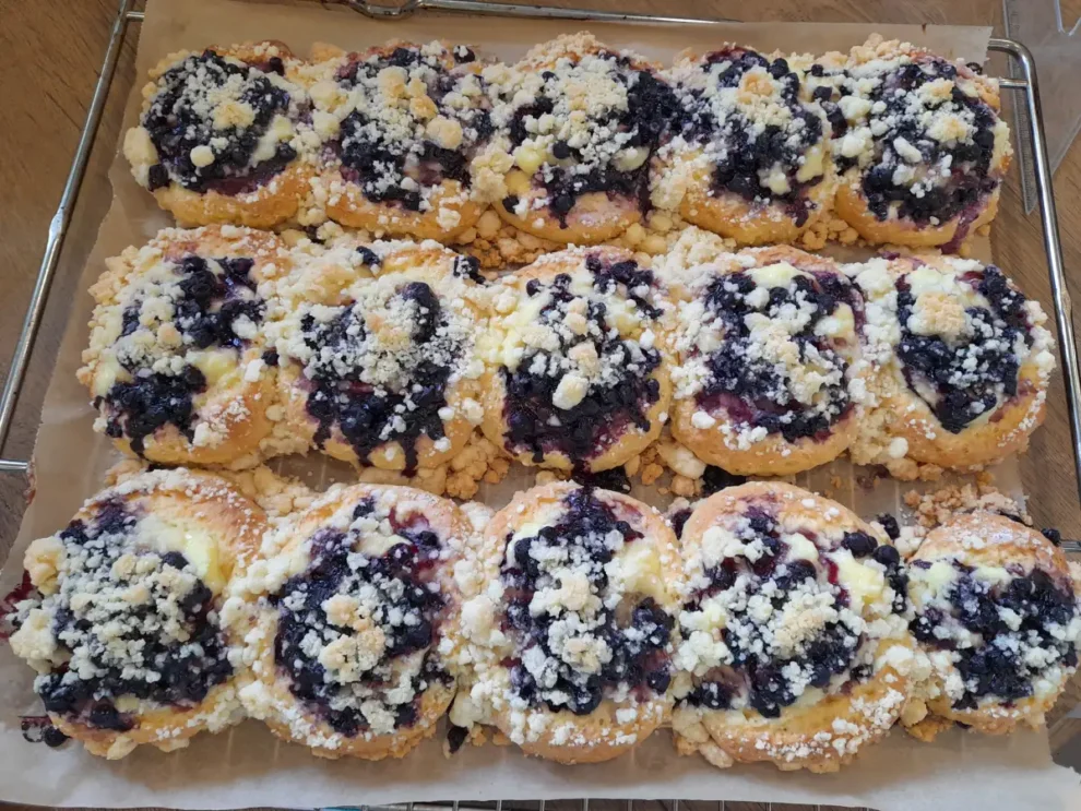 Drożdżówki z budyniem I jagodami