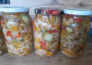 Sałatka z ogórków I kapusty na zimę