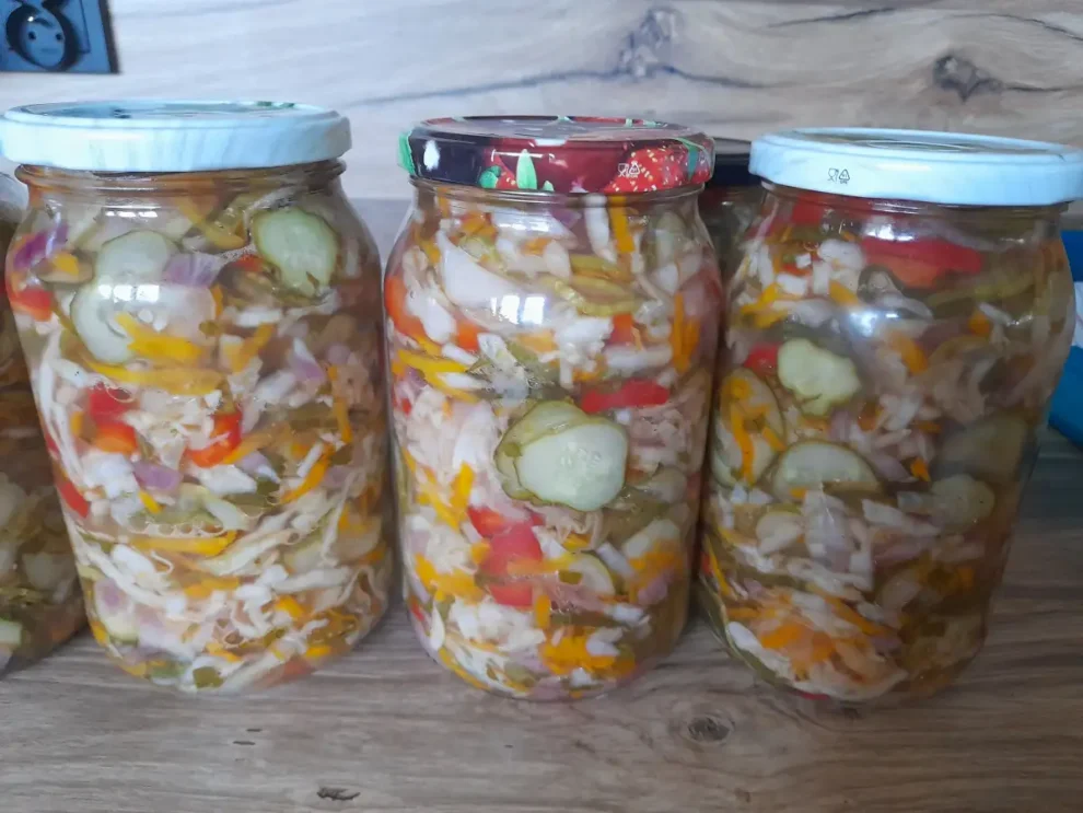 Sałatka z ogórków I kapusty na zimę