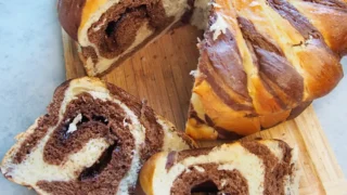 Efektowne dwukolorowe ciasto drożdżowe z czekoladą – jesienny hit!