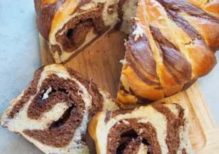 Efektowne dwukolorowe ciasto drożdżowe z czekoladą – jesienny hit!