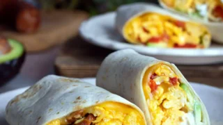 Tortilla z jajecznicą, chorizo i pieczoną papryką