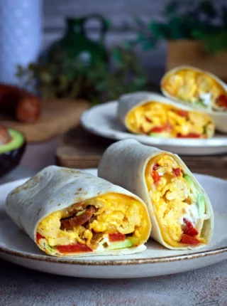Tortilla z jajecznicą, chorizo i pieczoną papryką