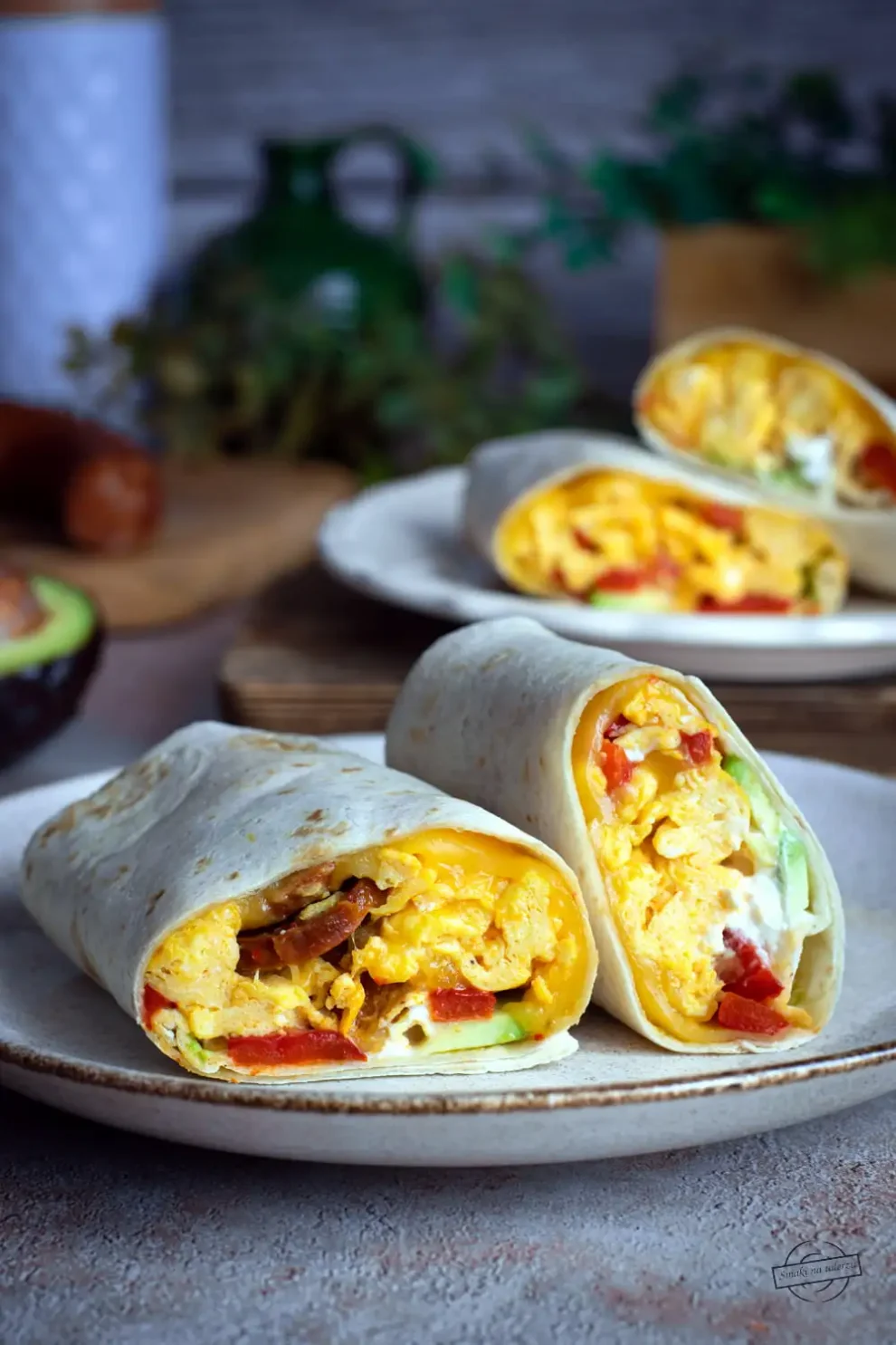 Tortilla z jajecznicą, chorizo i pieczoną papryką