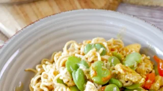 Makaron noodle z kurczakiem w sosie curry – szybki i aromatyczny obiad