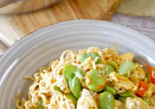 Makaron noodle z kurczakiem w sosie curry – szybki i aromatyczny obiad